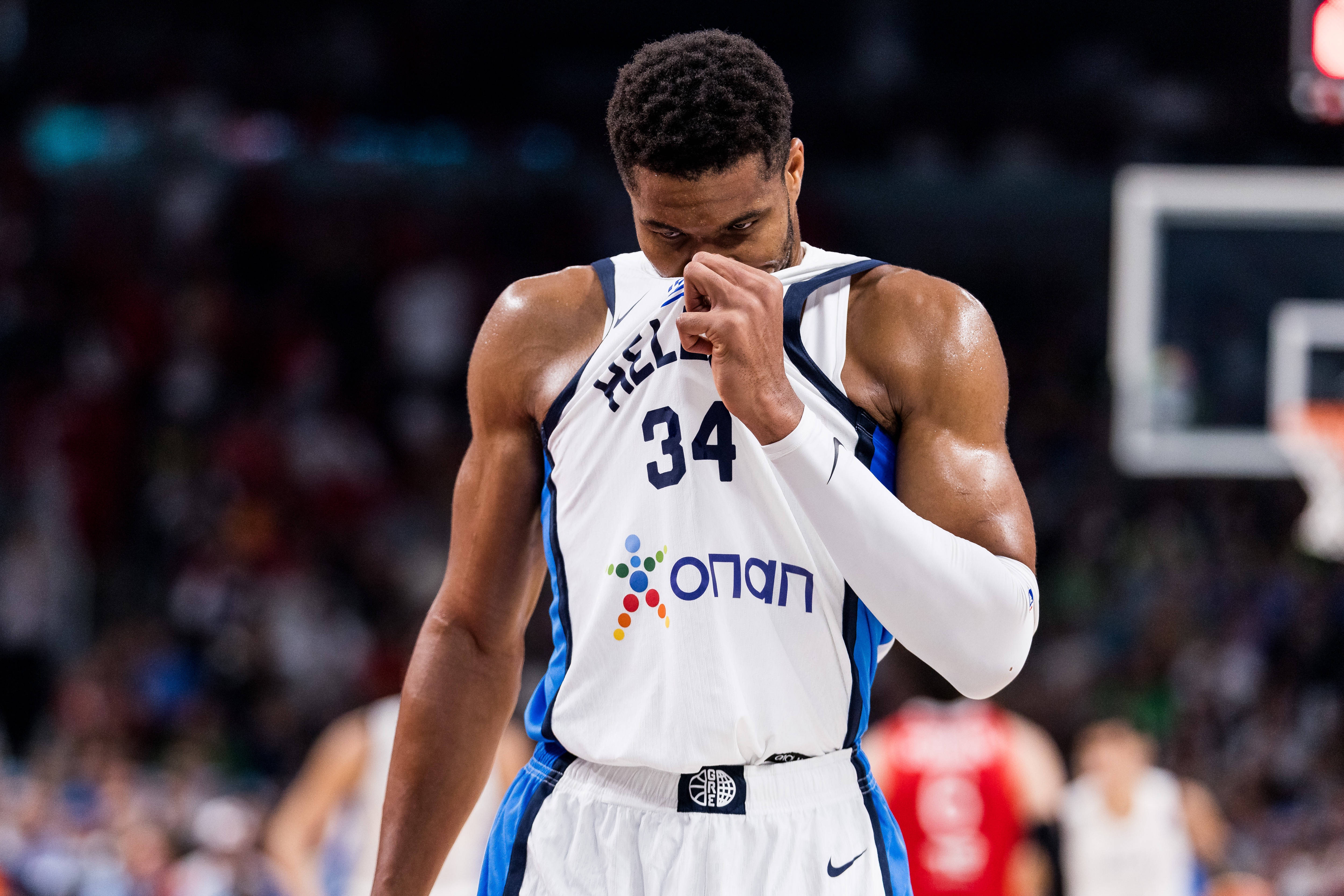 包含西亚卡姆在法国队比赛中败北杜兰特连续五场比赛得分超过晋级，连对手都承认：字母哥与80激战RNG分钟的词条