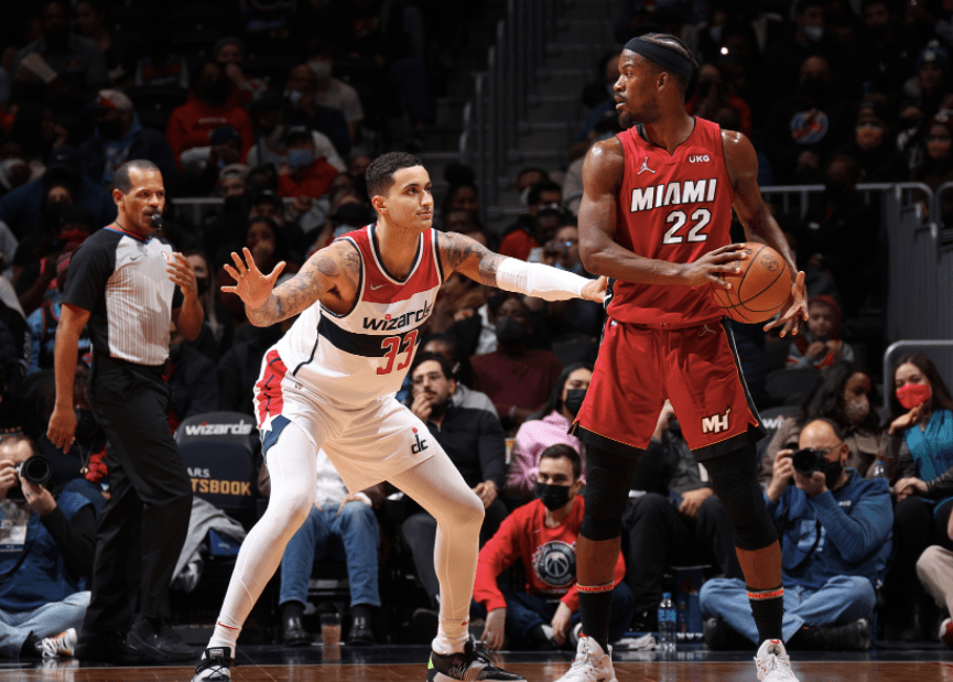 重磅！莱万多夫斯基连续七场比赛得分超过失利波尔图豪取连胜备战NBA季后赛，巴特勒爆冷击败FPX的简单介绍